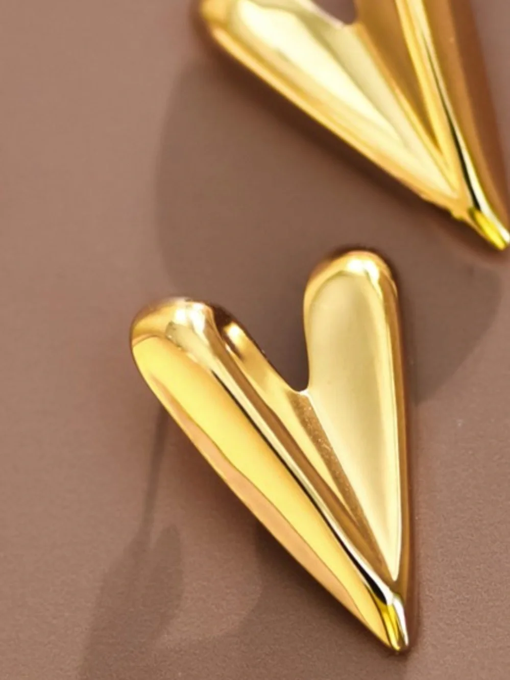 656. 18K gold heart earrings